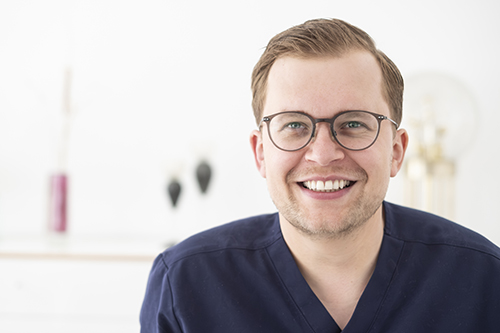 Dr. Ditz in der Zahnarztpraxis von Dr. Peter Merkle im Westend